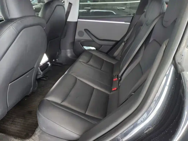 Tesla Model 3 — Фото автомобиля 16