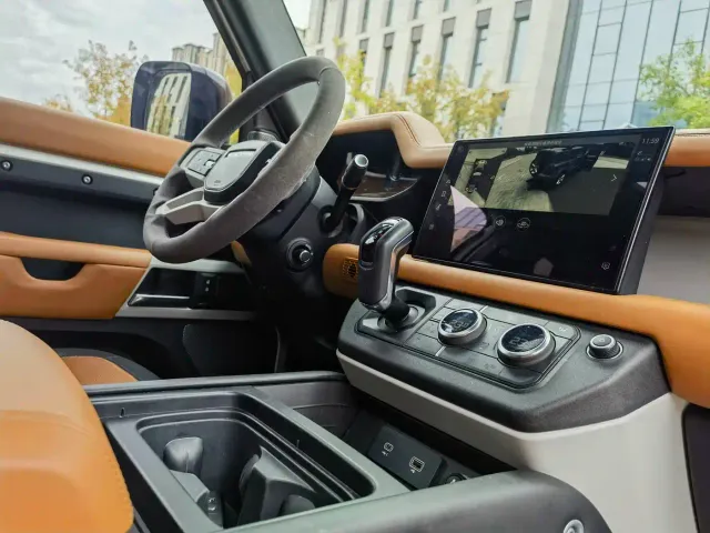 Land Rover Defender — Фото автомобиля 12