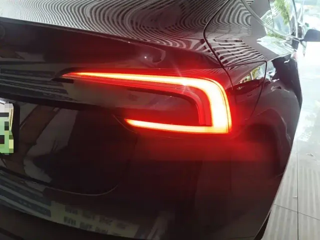 Tesla Model 3 — Фото автомобиля 7