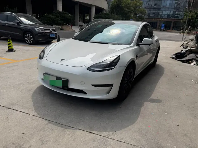 Фотография автомобиля — Tesla Model 3