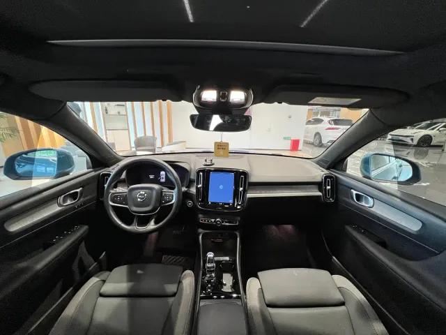 Volvo XC40 — Фото автомобиля 13