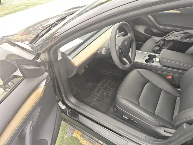 Tesla Model 3 — Фото автомобиля 11