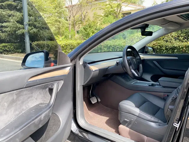 Tesla Model Y — Фото автомобиля 10