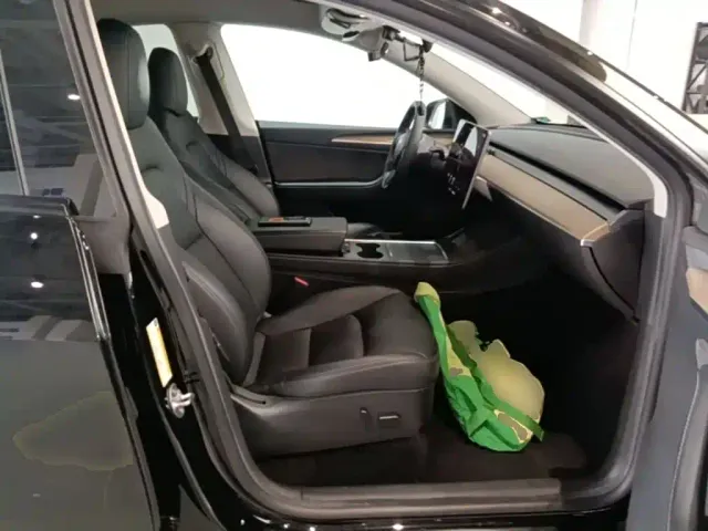 Tesla Model Y — Фото автомобиля 24