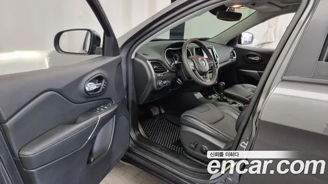 Jeep Cherokee — Фото автомобиля 10