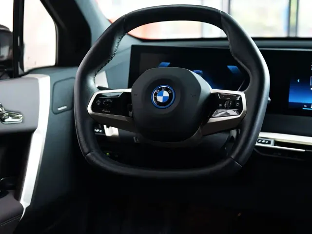 BMW iX — Фото автомобиля 4