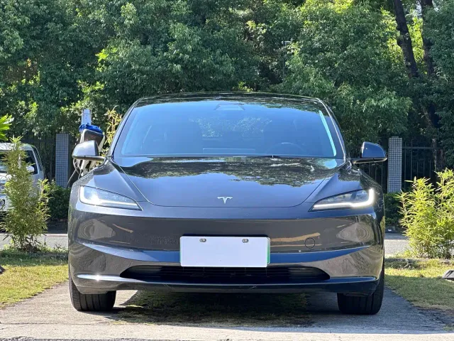 Tesla Model 3 — Фото автомобиля 2