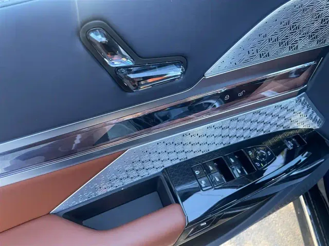 BMW i7 — Фото автомобиля 10