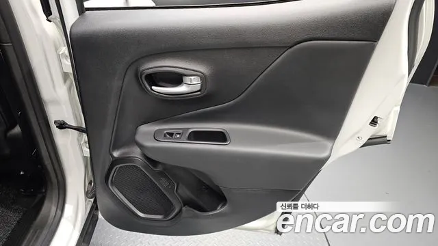 Jeep Renegade — Фото автомобиля 25