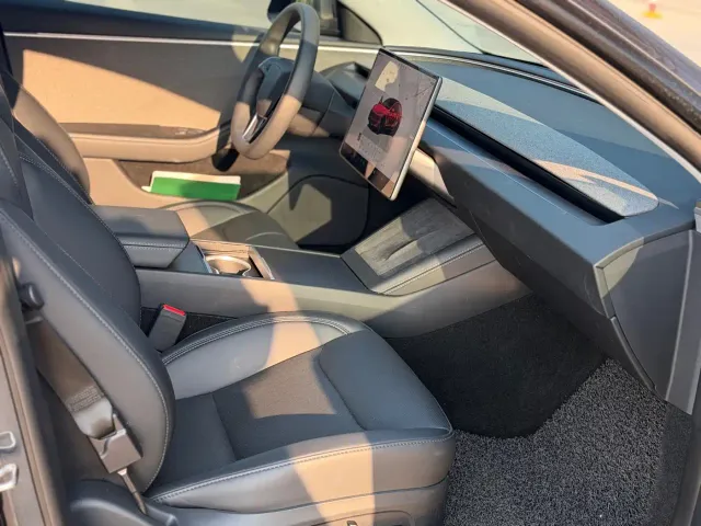 Tesla Model 3 — Фото автомобиля 6
