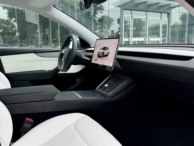 Tesla Model Y — Фото автомобиля 10