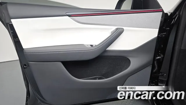 Tesla Model Y — Фото автомобиля 13