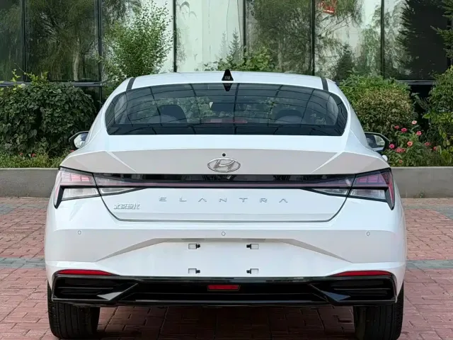 Hyundai Elantra 2022 1.5L CVT LUX Premium Edition — Фото автомобиля 5