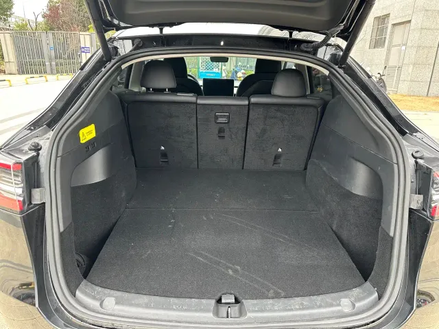 Tesla Model Y — Фото автомобиля 13