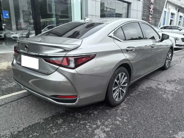 Lexus ES — Фото автомобиля 8