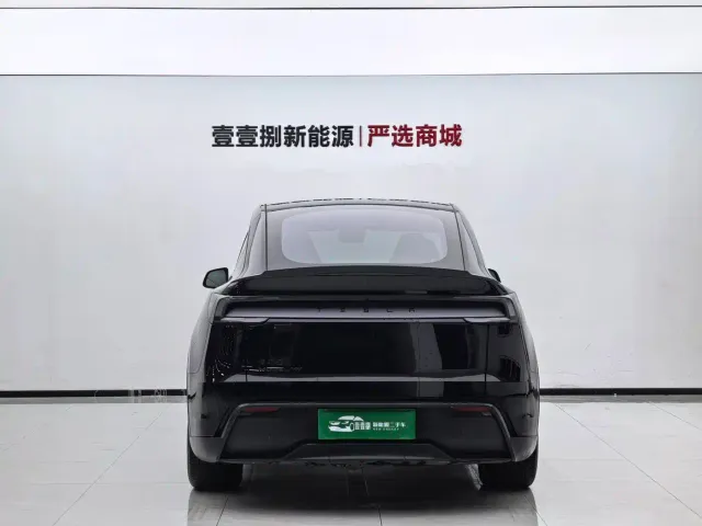 Tesla Model Y L — Фото автомобиля 9