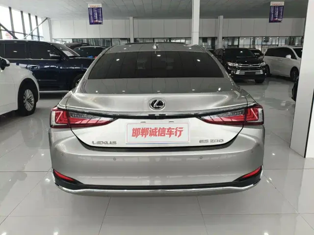 Lexus ES — Фото автомобиля 5
