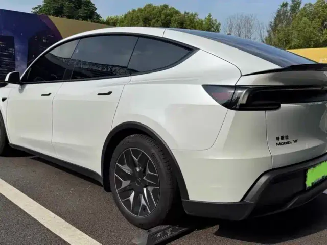 Tesla Model Y L — Фото автомобиля 4