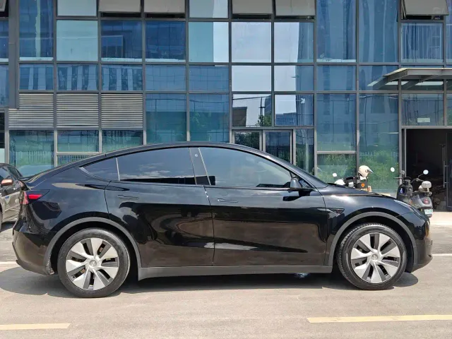 Tesla Model Y — Фото автомобиля 7