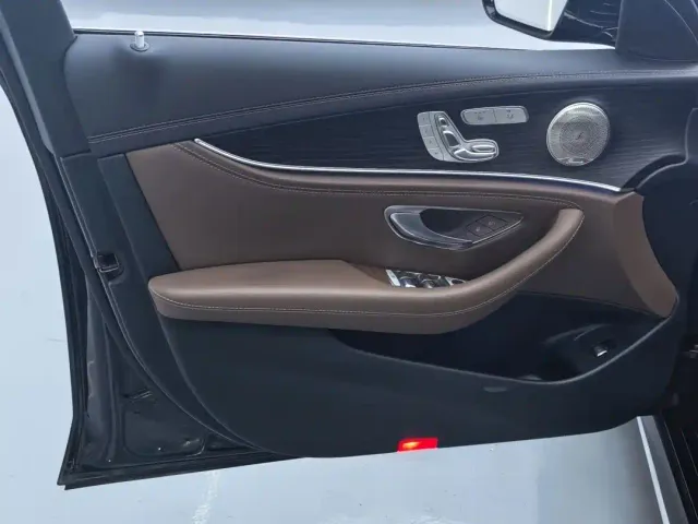 Mercedes-Benz E-Class — Фото автомобиля 8
