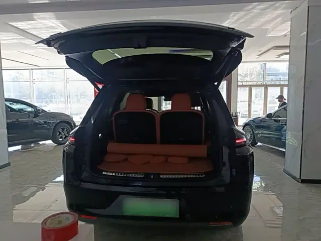 Li Auto L8 — Фото автомобиля 18