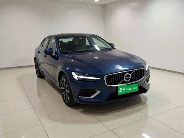 Volvo Volvo S60 2022 B4 Smart Comfort Luxury Edition — Фото автомобиля 3