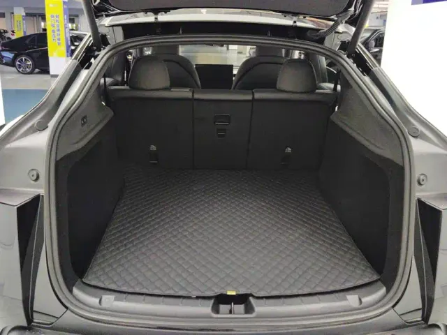 Tesla Model Y — Фото автомобиля 4