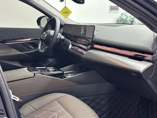 BMW 5 Series — Фото автомобиля 16