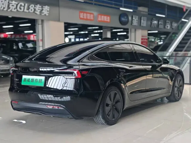 Tesla Model 3 — Фото автомобиля 6
