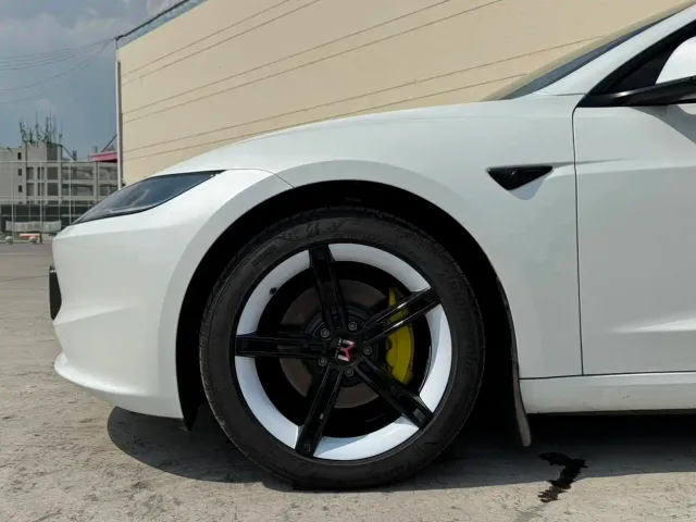 Tesla Model 3 — Фото автомобиля 4
