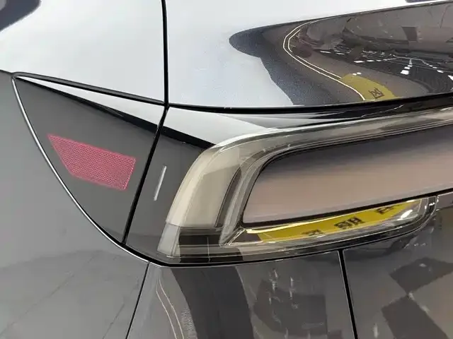 Tesla Model Y — Фото автомобиля 13