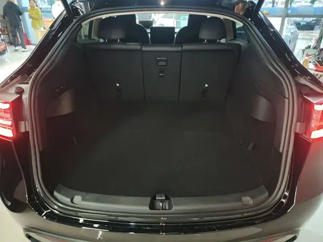 Tesla Model Y — Фото автомобиля 18