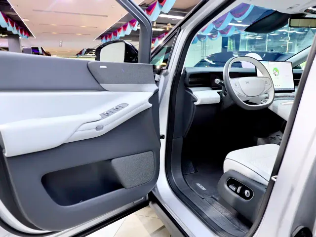 Xpeng X9 — Фото автомобиля 7