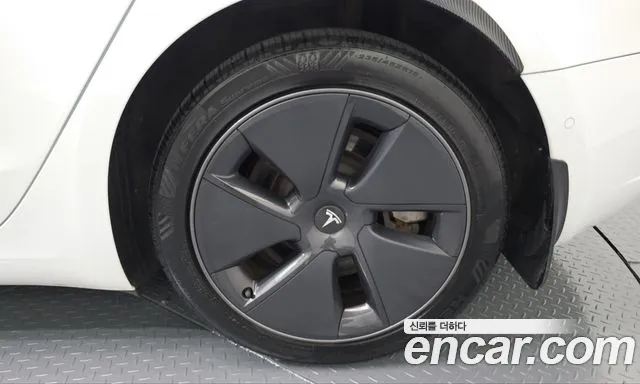 Tesla Model 3 — Фото автомобиля 6