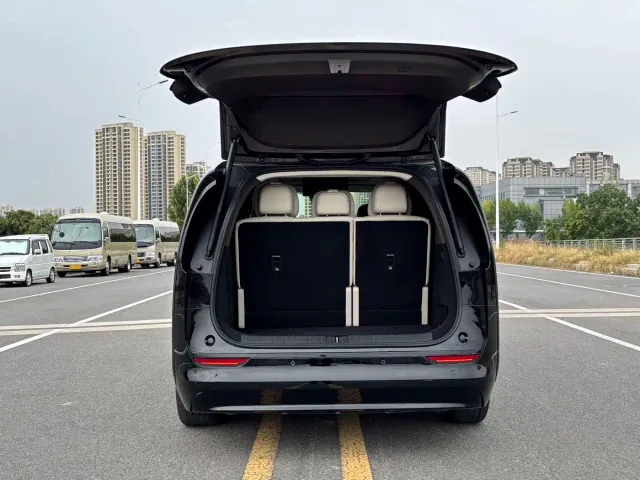 Li Auto MEGA — Фото автомобиля 16