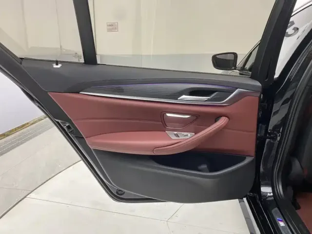 BMW 5 Series — Фото автомобиля 16