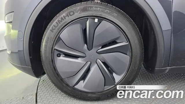 Tesla Model Y — Фото автомобиля 5