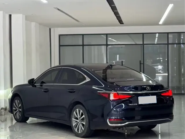 Lexus ES — Фото автомобиля 9