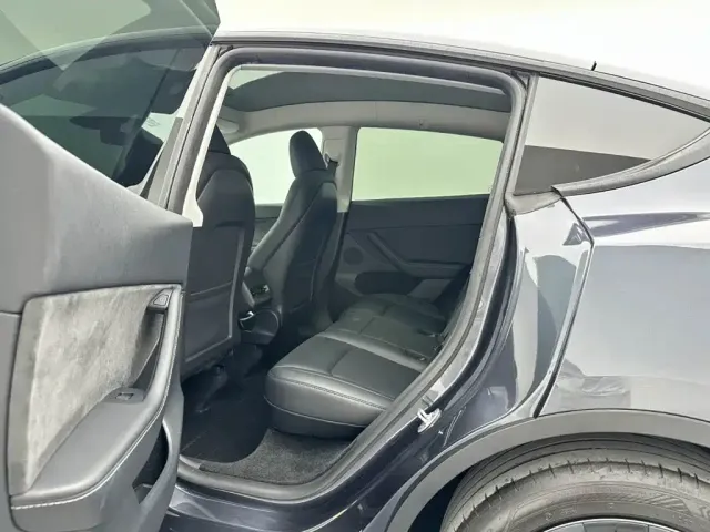 Tesla Model Y — Фото автомобиля 17