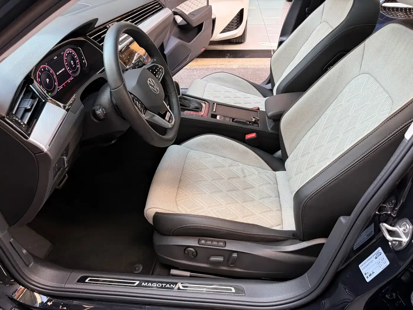 Volkswagen Magotan 2023 Model 2 Million Commemorative Edition 330TSI DSG Luxury — Фото автомобиля 12