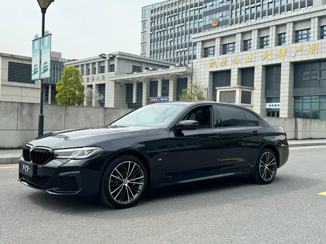 BMW 5 Series — Фото автомобиля 3