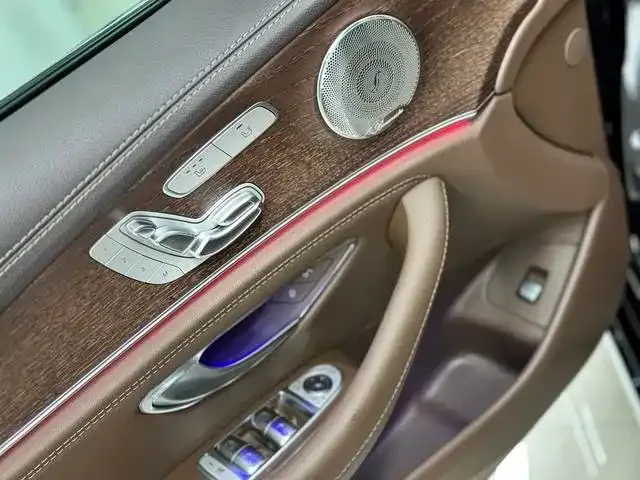 Mercedes-Benz E-Class — Фото автомобиля 21