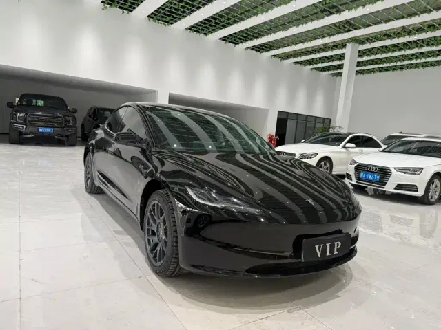 Tesla Model 3 — Фото автомобиля 3