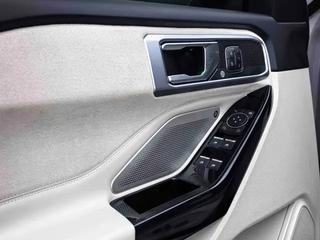 Ford Explorer — Фото автомобиля 12
