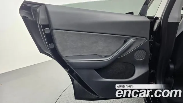 Tesla Model Y — Фото автомобиля 14