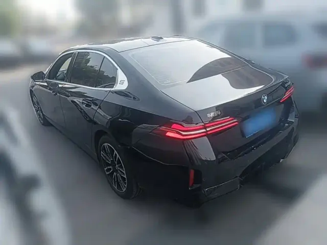 BMW 5 Series — Фото автомобиля 6