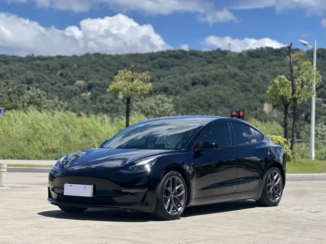 Фотография автомобиля — Tesla Model 3
