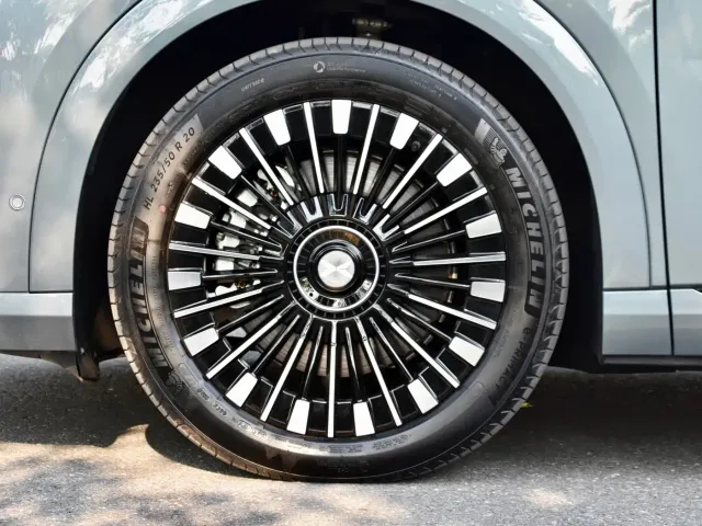 Xpeng X9 — Фото автомобиля 7