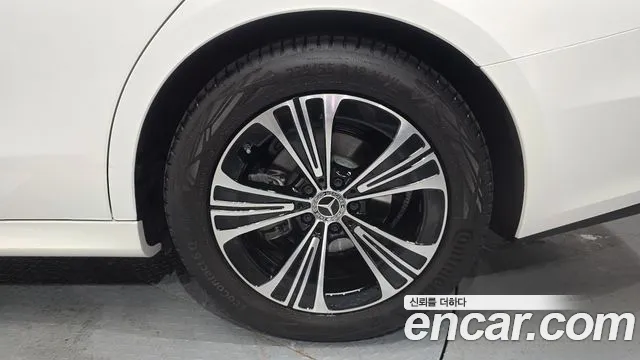Mercedes-Benz E-Class — Фото автомобиля 20