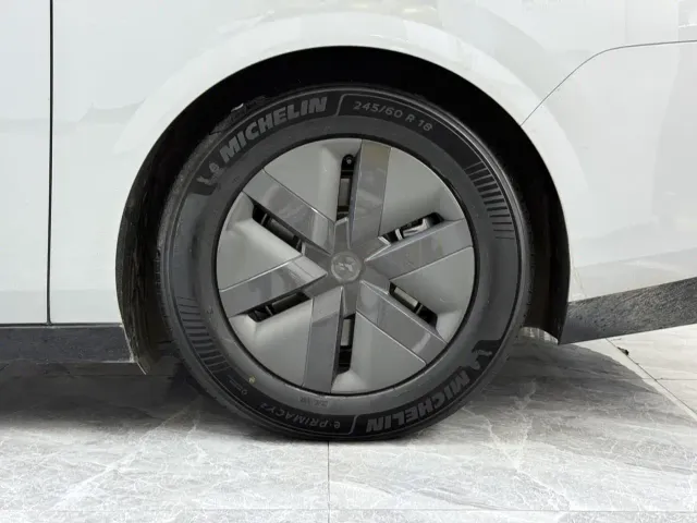 Li Auto MEGA — Фото автомобиля 13